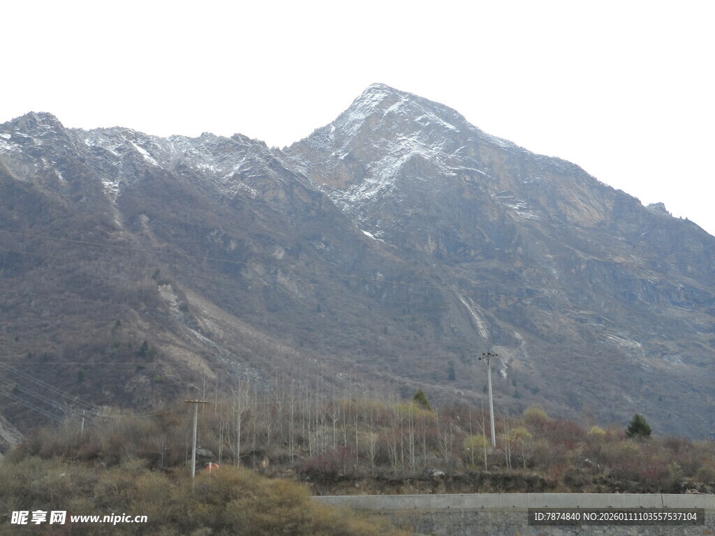 雪山远景 山间植被景观