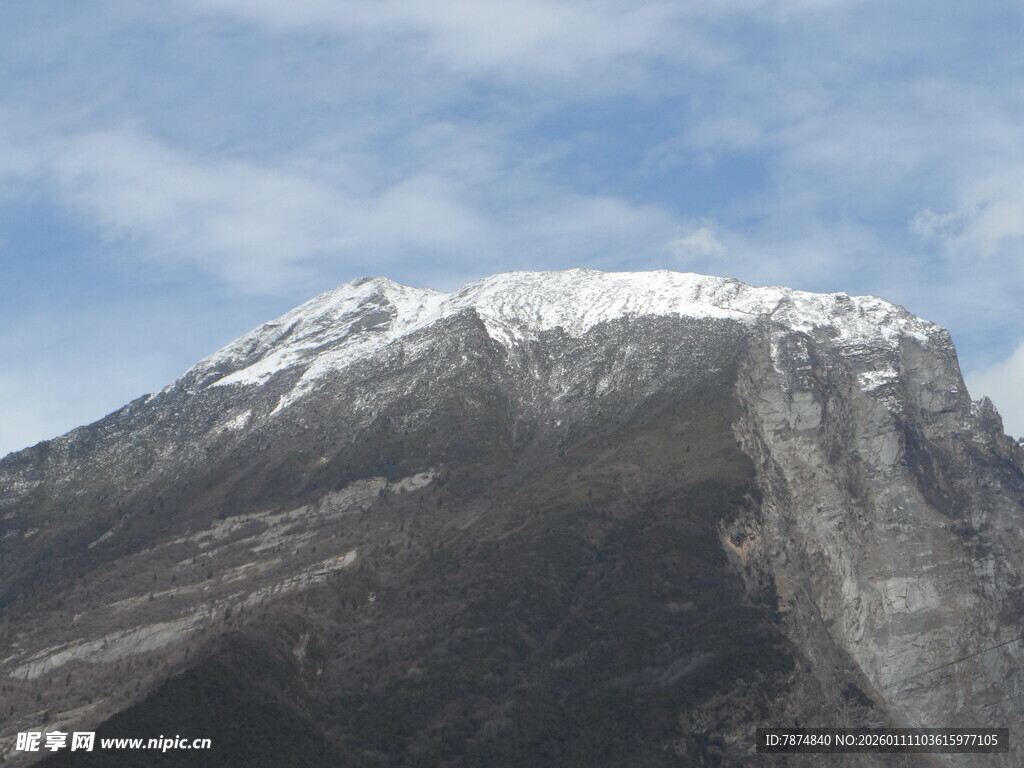 雪山巍峨 尽显自然壮美