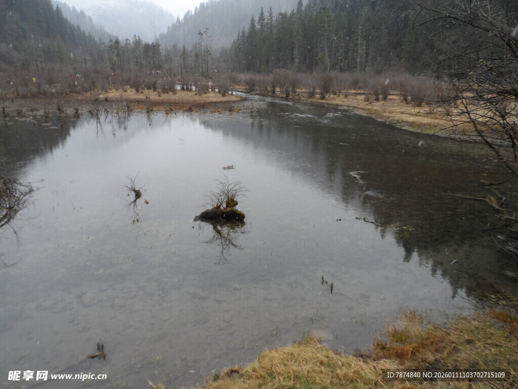 宁静山水间的静谧小湖