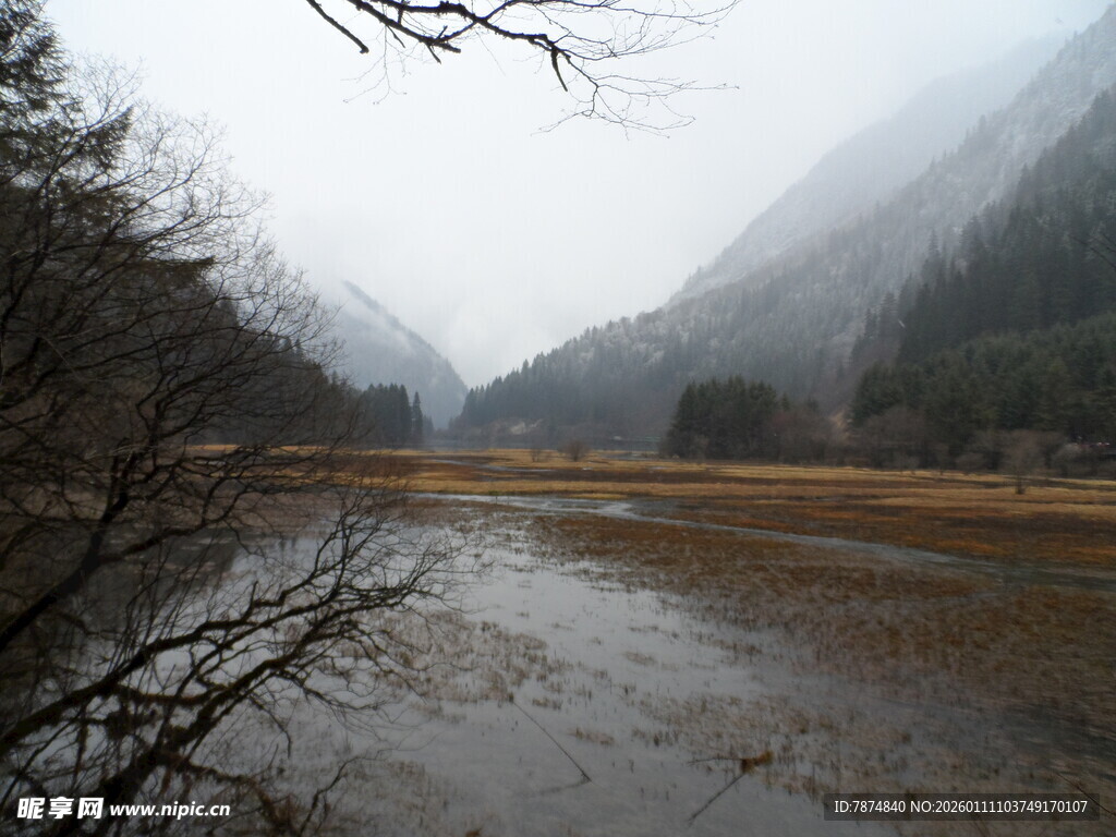 山间雾霭中的静谧水域