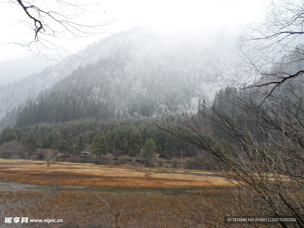 山间雾景 静谧自然风光