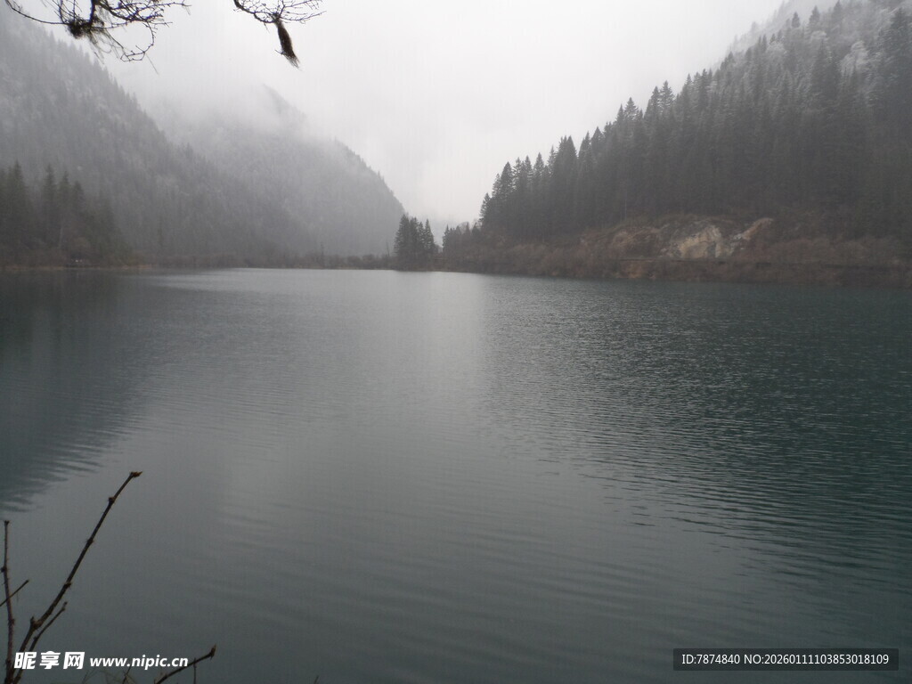 雾中静谧湖泊与山林