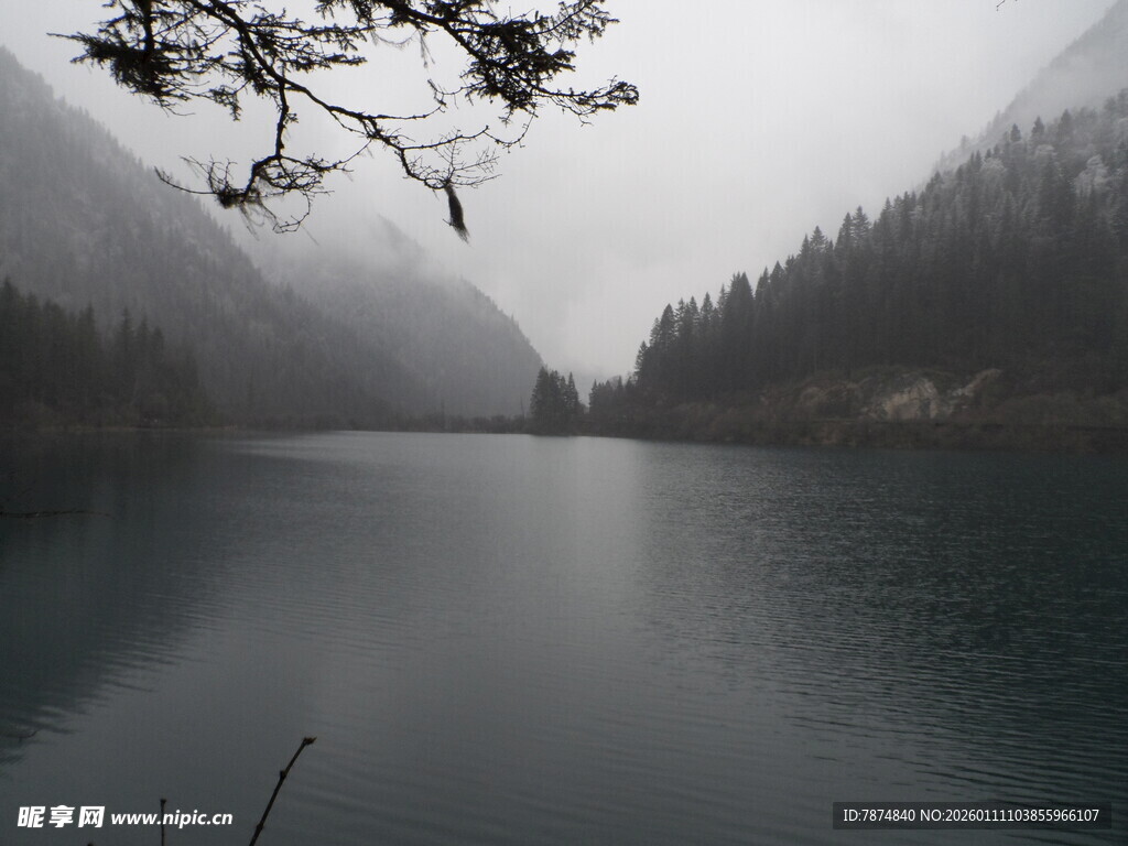 雾霭中的静谧山林湖泊