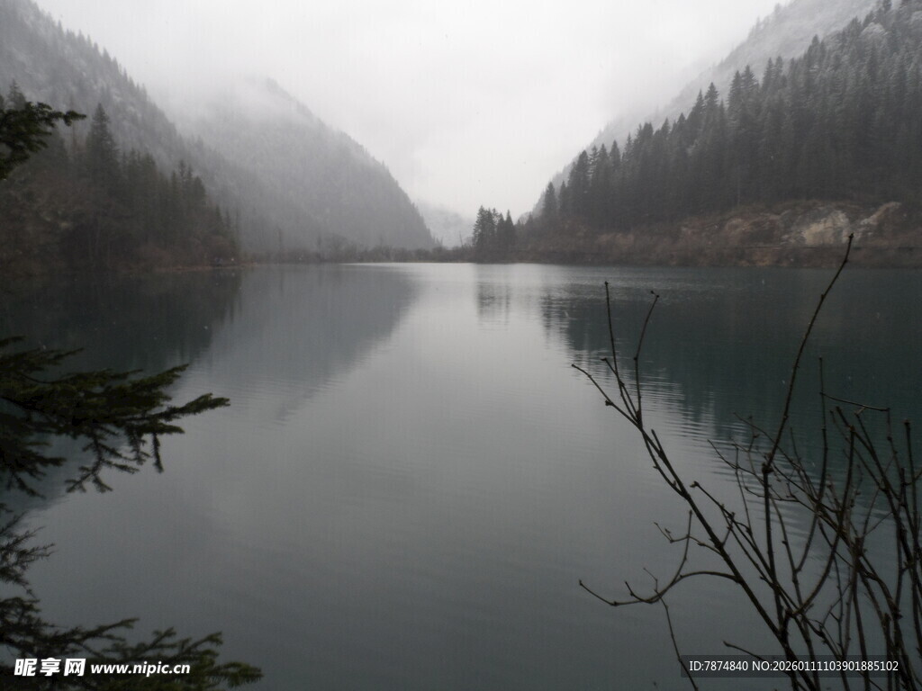 雾霭中的静谧山水湖景