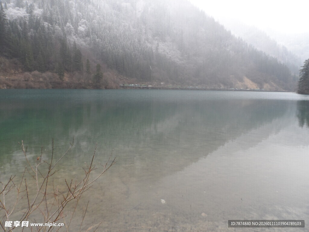 宁静山水湖景图