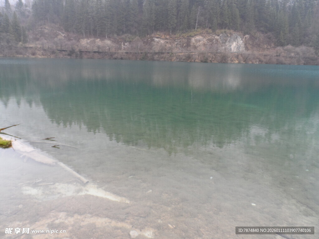 宁静湖畔的清澈湖水