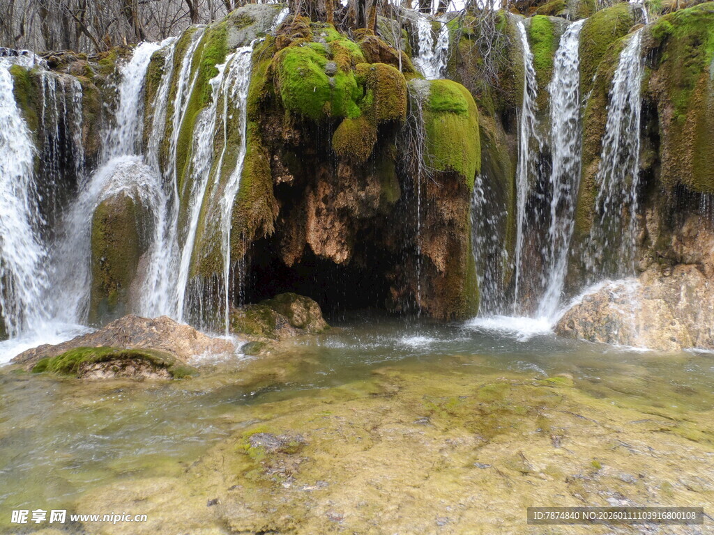 山间秀丽小瀑布景观