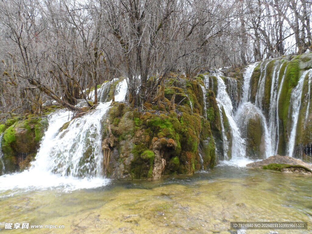 山间瀑布流水自然美景