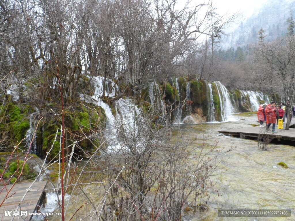 山间瀑布旁的游人景致