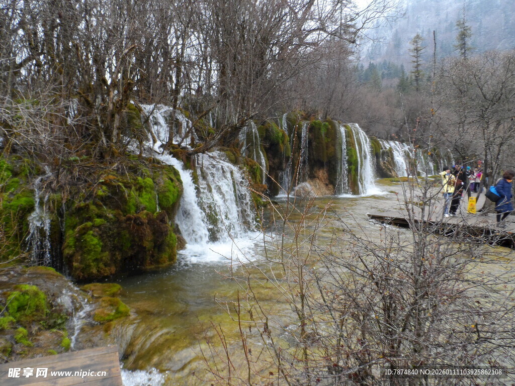山间瀑布美景 游人漫步