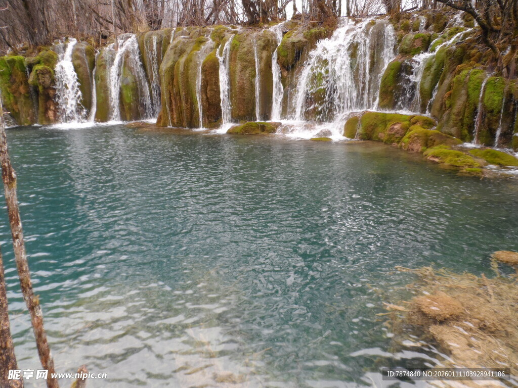 美丽瀑布下的清澈水域