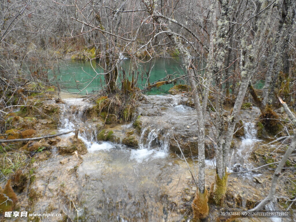 山间溪流与多彩水域景观