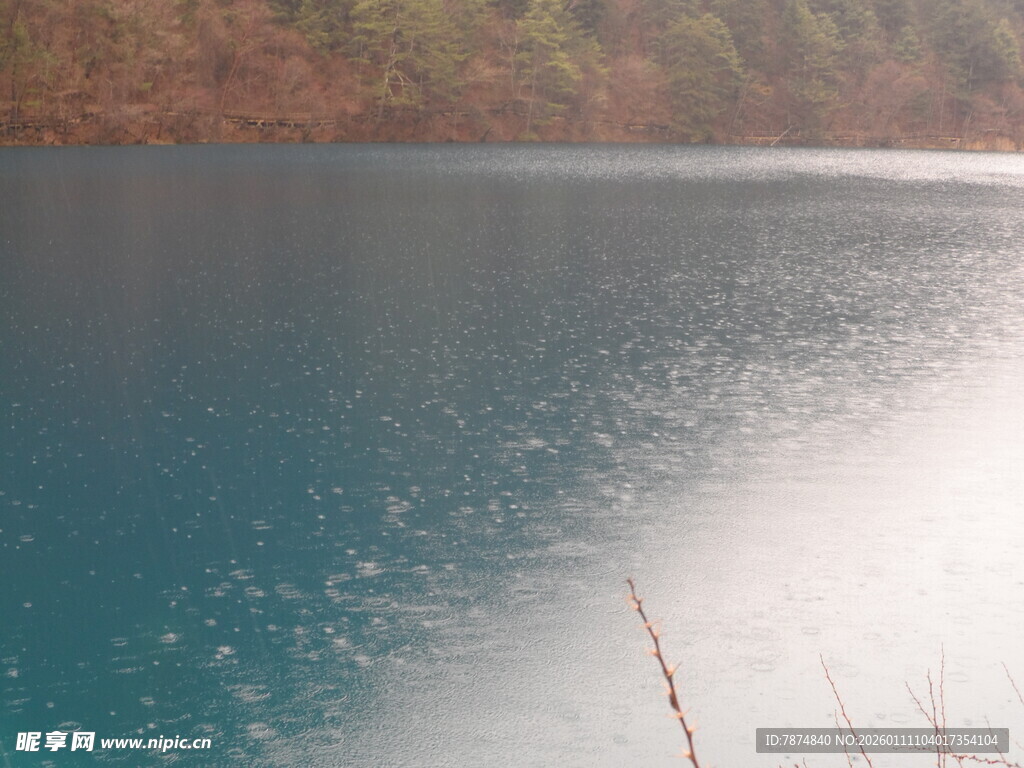 宁静蓝湖 自然之美