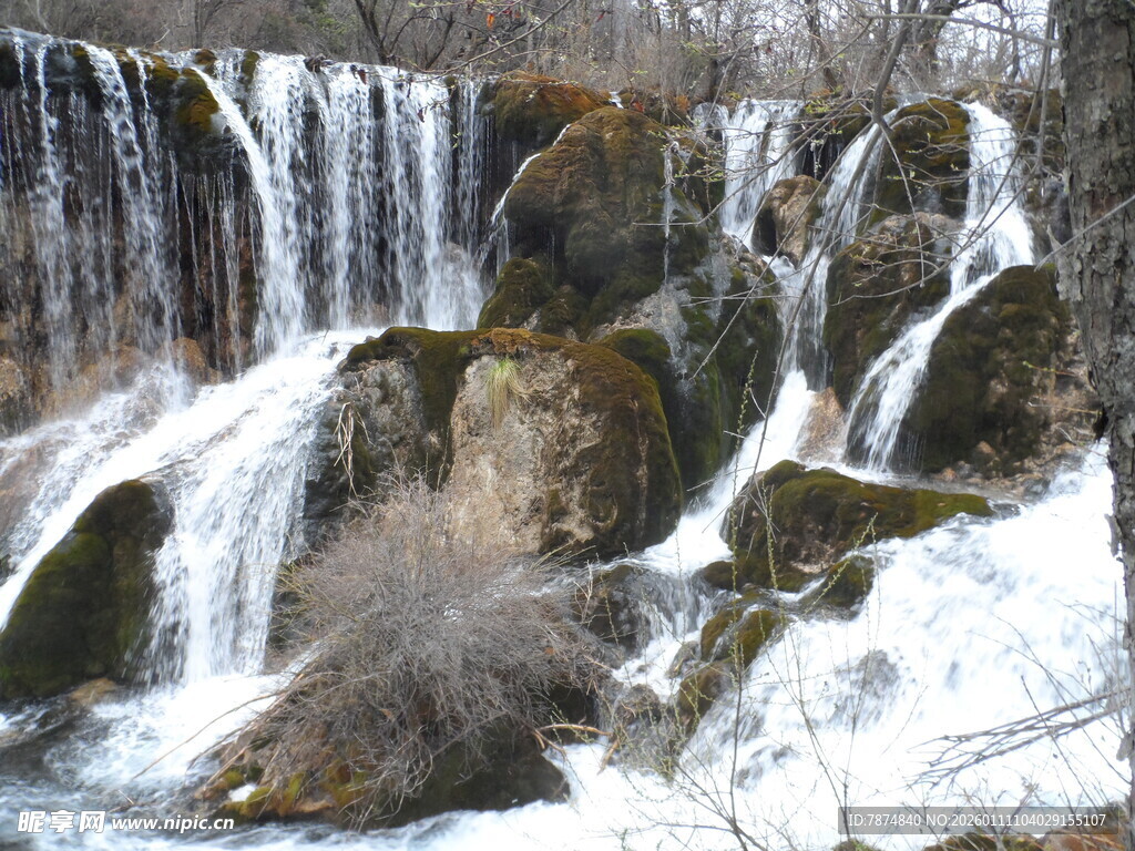 冬日雪景中的层叠瀑布