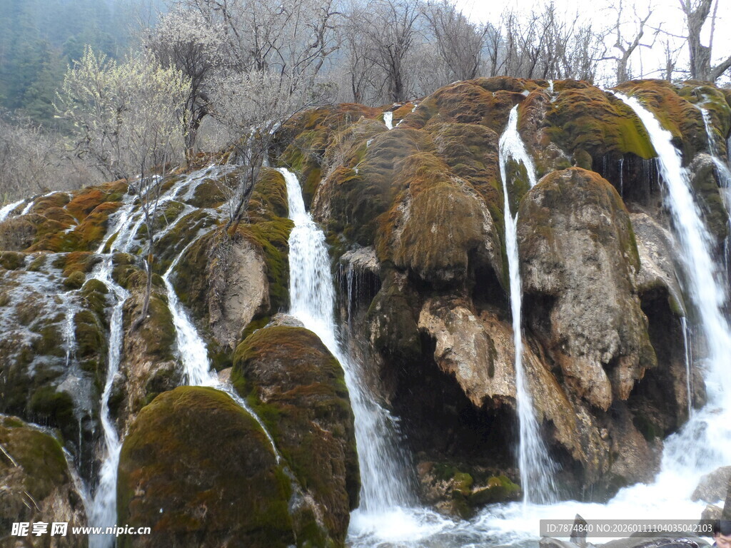 山间瀑布 水流潺潺