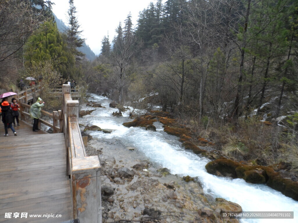 山间栈道旁的湍急溪流