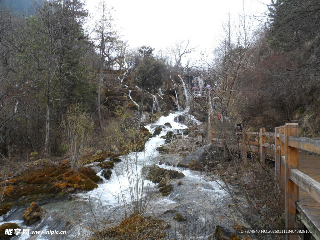 山间溪流旁的木质步道