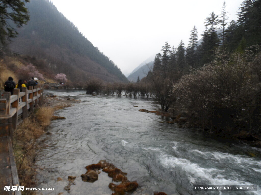 山间溪流冬日景致