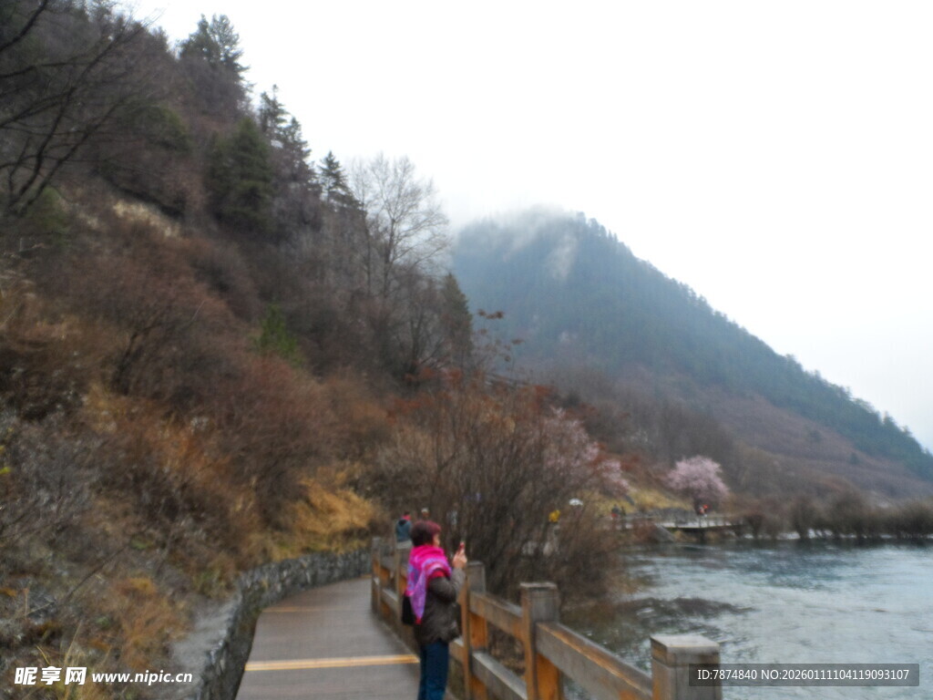 山间栈道上的徒步者