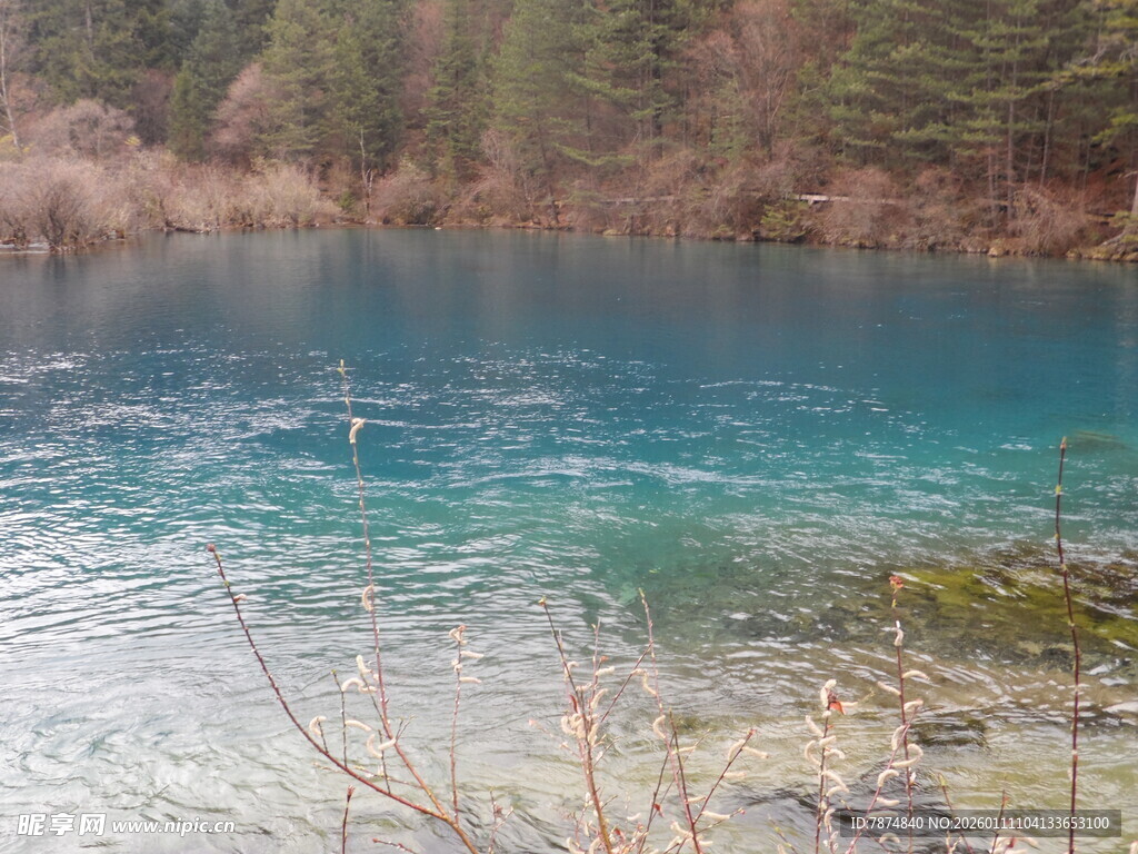 清澈蓝湖与岸边景致