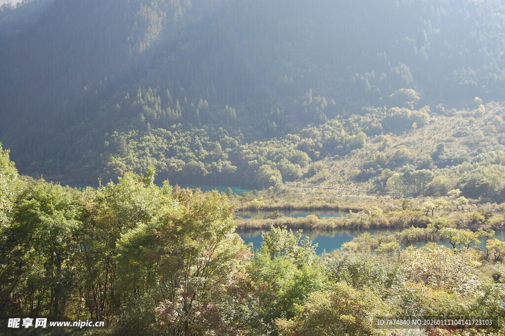 山间幽湖 绿意环绕之景