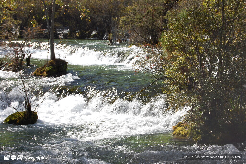山间湍急溪流景观