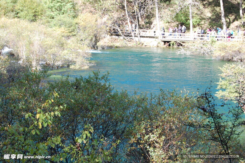 山间幽蓝湖水美景