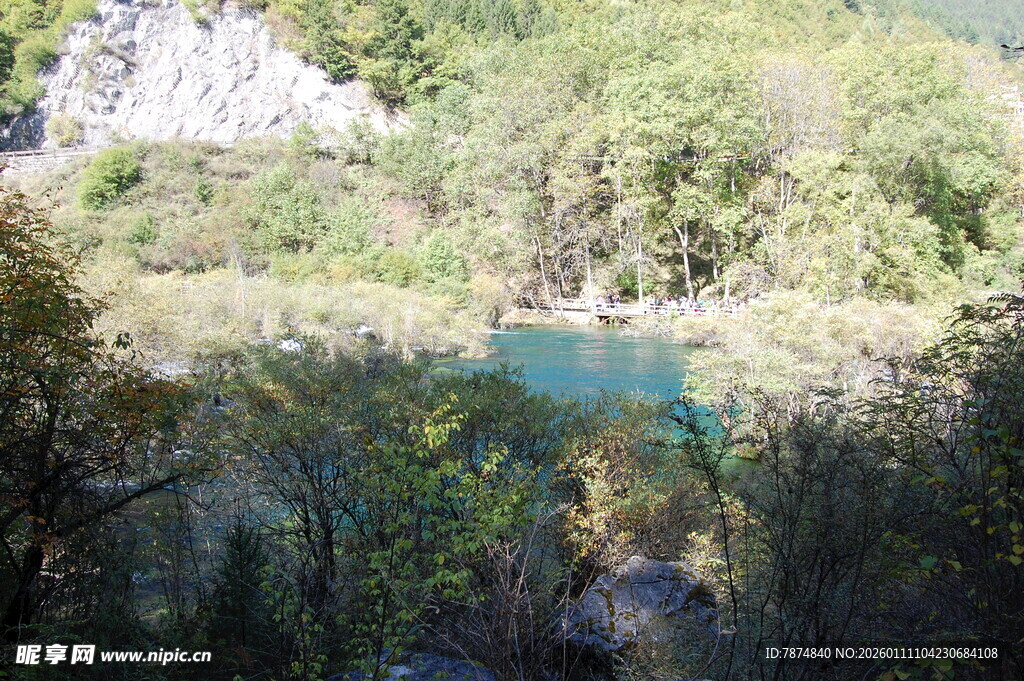 山间幽蓝湖水风景