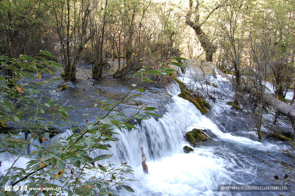 山间溪流瀑布自然美景
