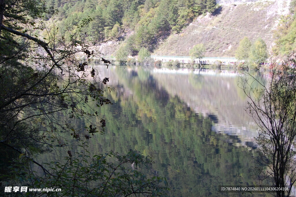 山间静谧湖水倒影美景