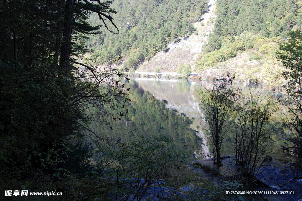 山林间静谧的湖水景色