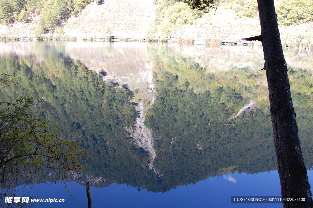 湖光山色中的自然倒影