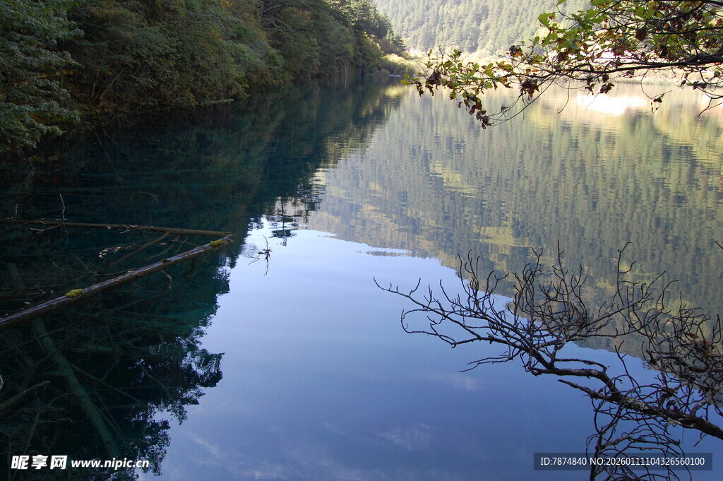 宁静河谷 澄澈碧水映山林