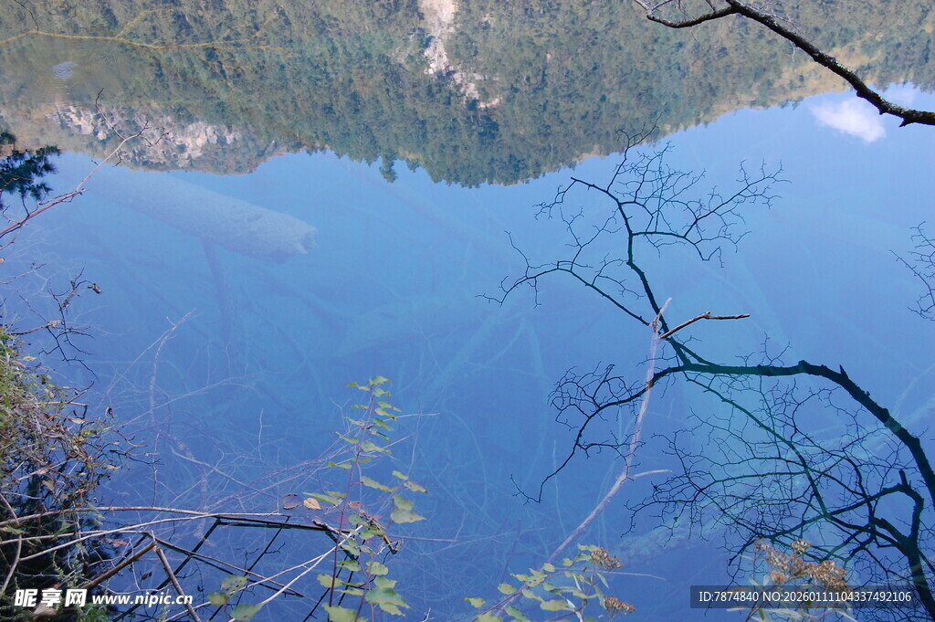 高山下的静谧蓝湖