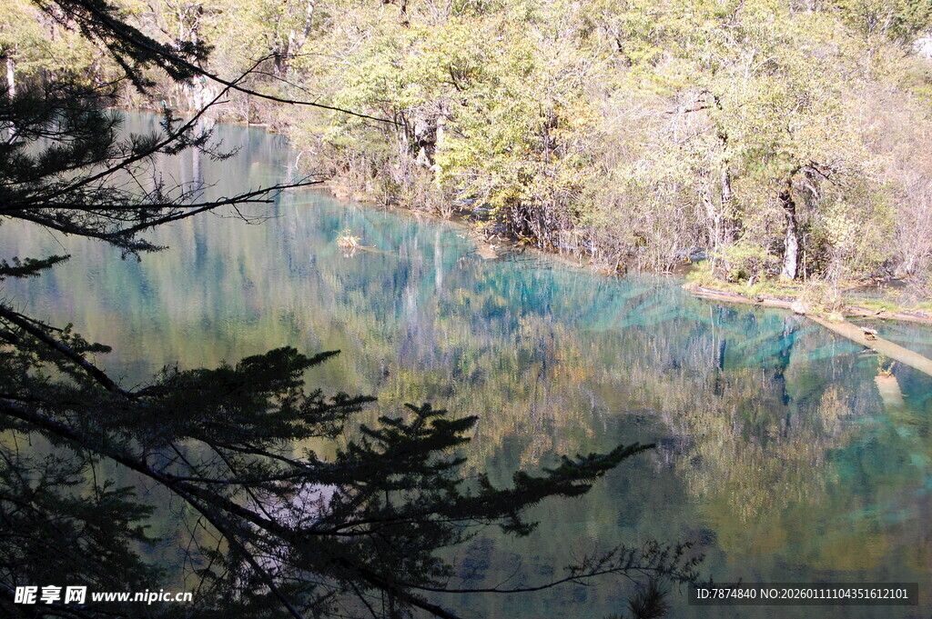 九寨沟幽蓝湖水美景