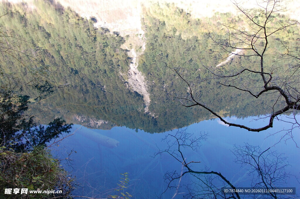 山间幽蓝湖泊秀丽景致