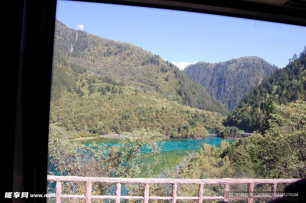 窗外秀丽山水风光