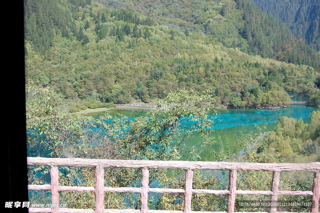 美丽的山间蓝湖风景