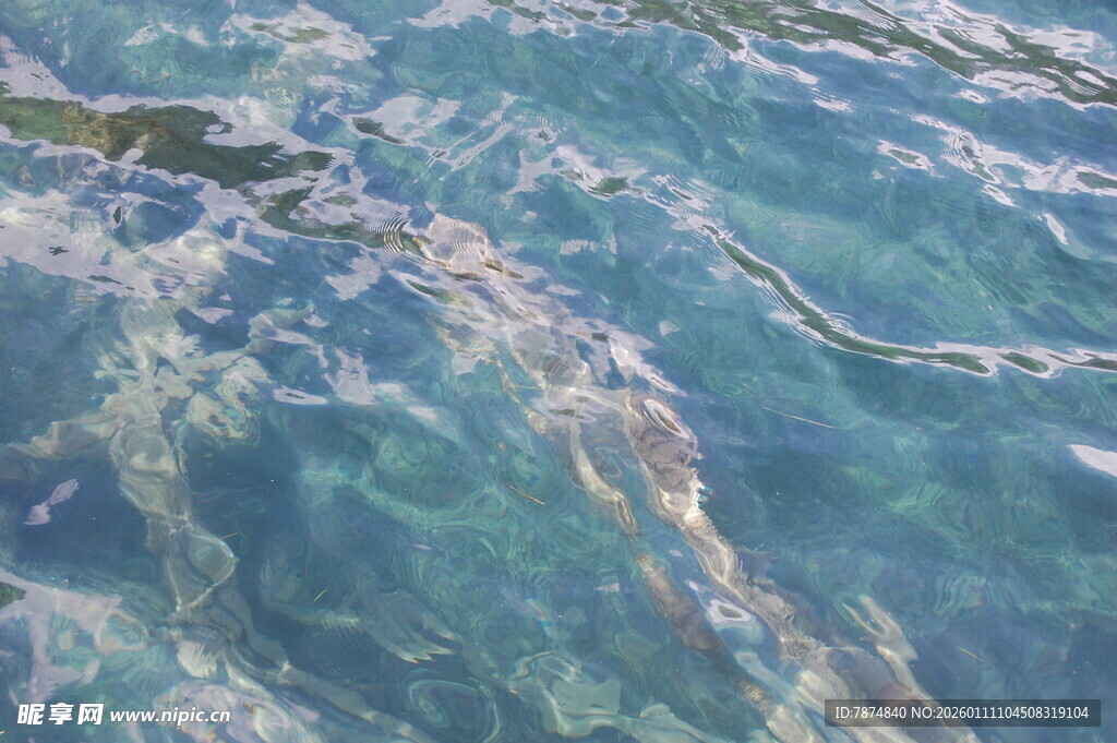 清澈海水的美丽波纹