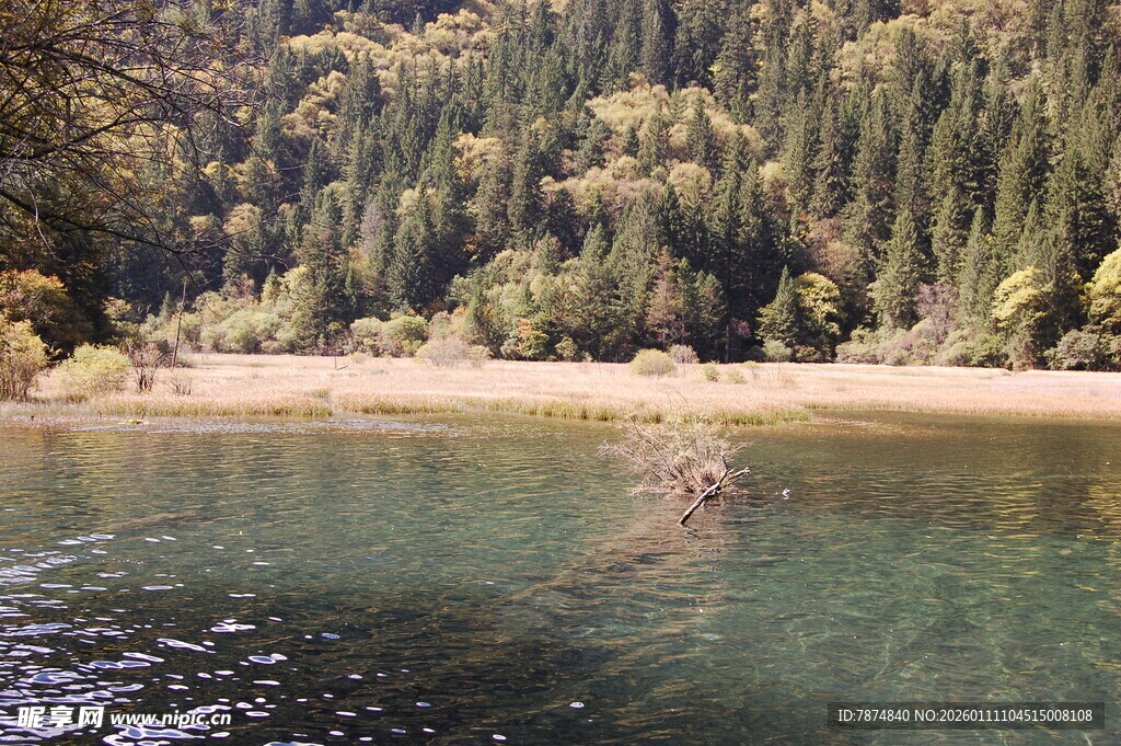 山林环绕的清澈湖水