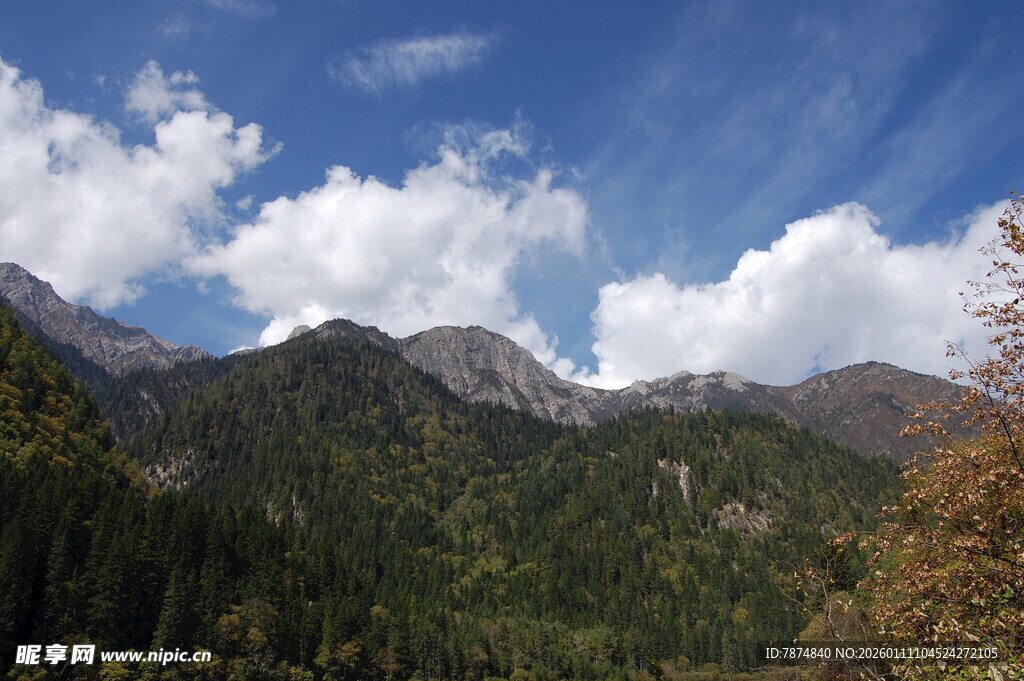 壮丽山景与蓝天绿树