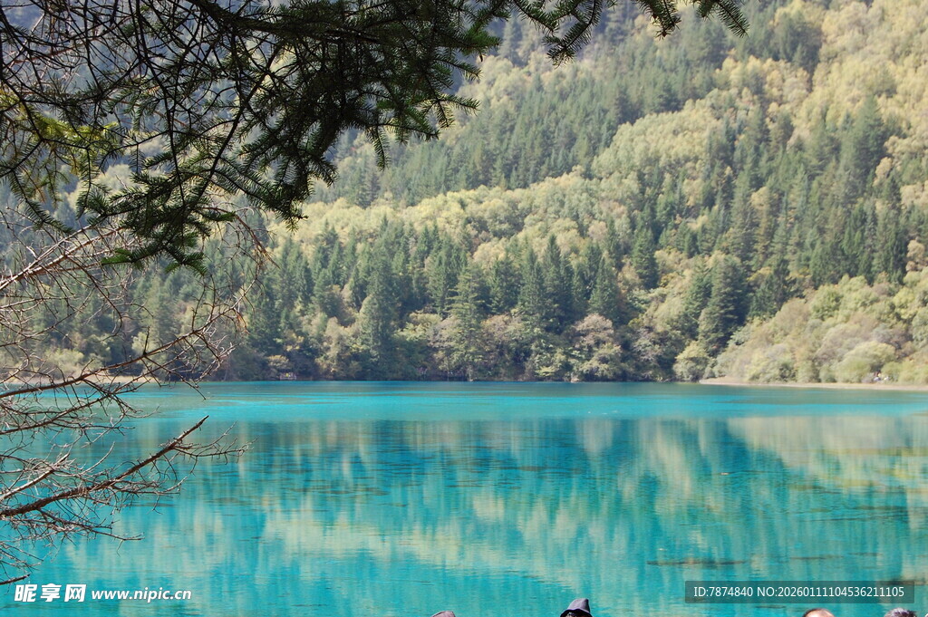 梦幻蓝湖 山林环绕之景