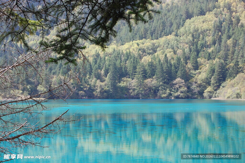 梦幻蓝湖 山林环绕之景