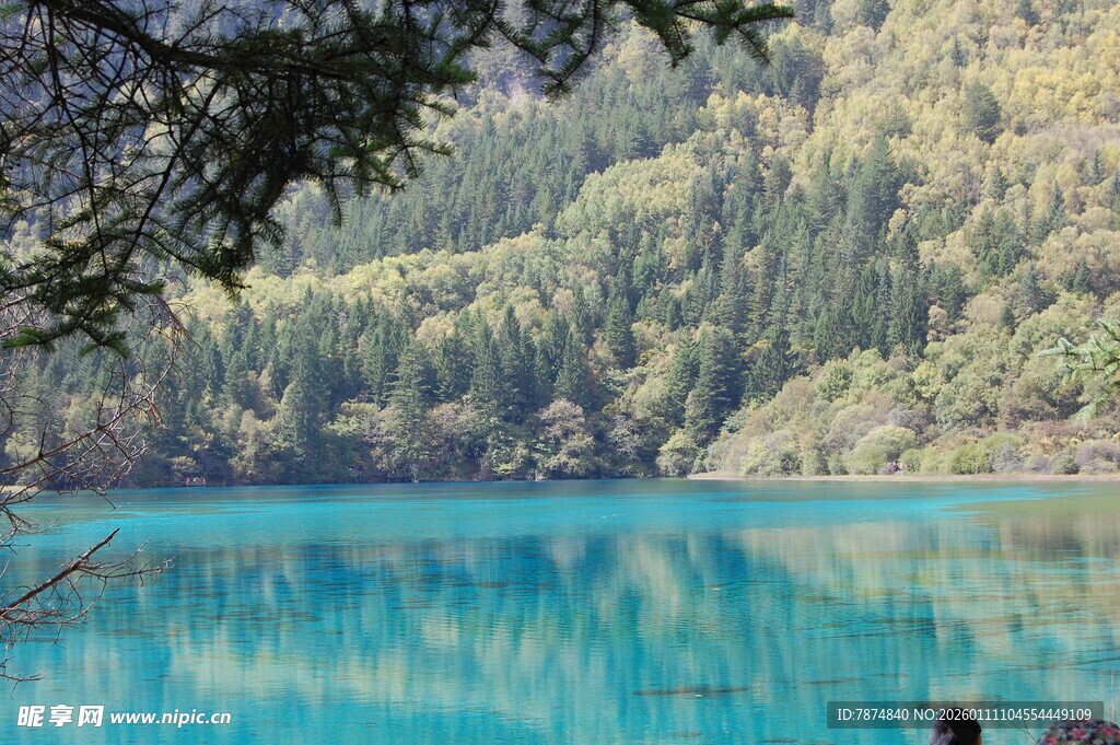 蓝湖美景 山林环绕