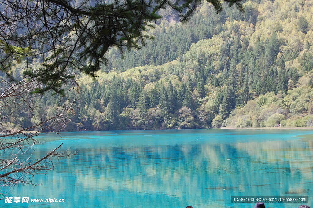 梦幻蓝湖 山林环绕之景