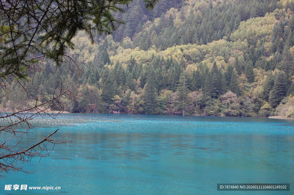蓝湖青山间的自然美景