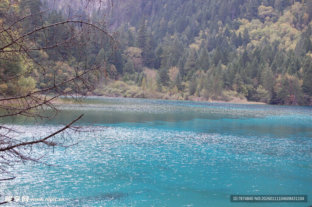 九寨沟的蓝色美丽湖泊