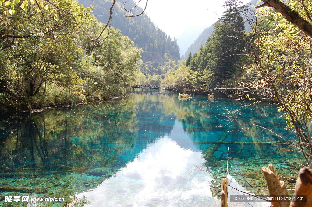 九寨沟绝美清澈蓝绿湖水