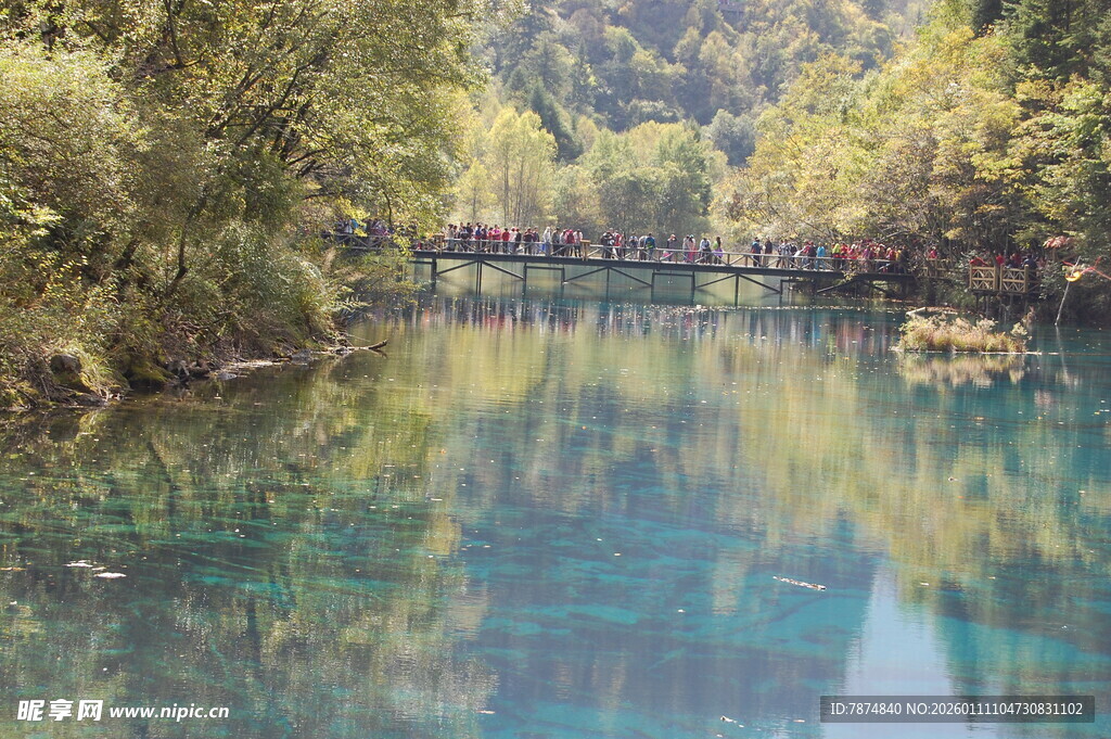 青山绿水间的澄澈溪流