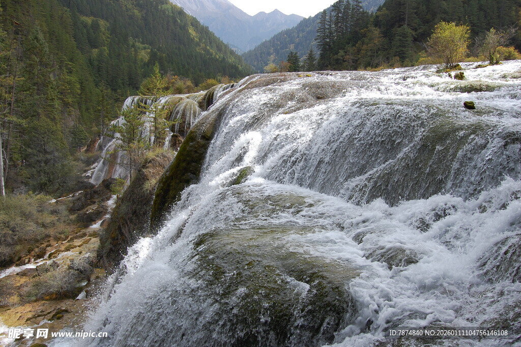 山间瀑布水流奔腾景象